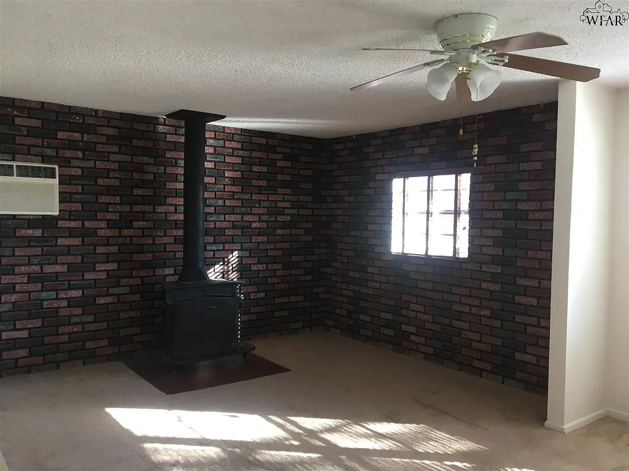 3 bed, 1.0 bath, 1218 sqft, $1,200 — Photo 2
