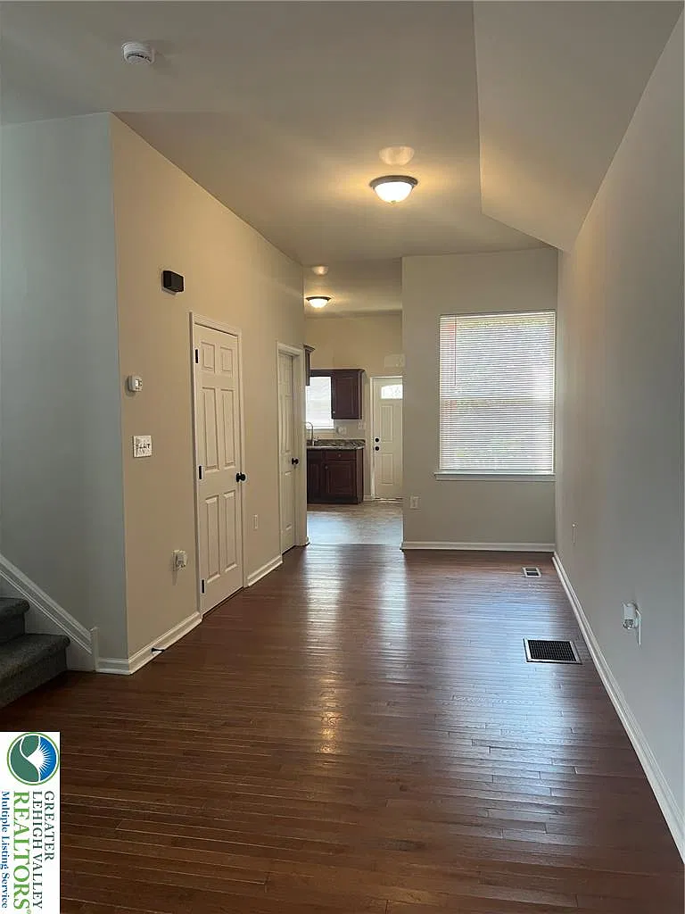 3 bed, 2.5 bath, 1948 sqft, $2,100 — Photo 3