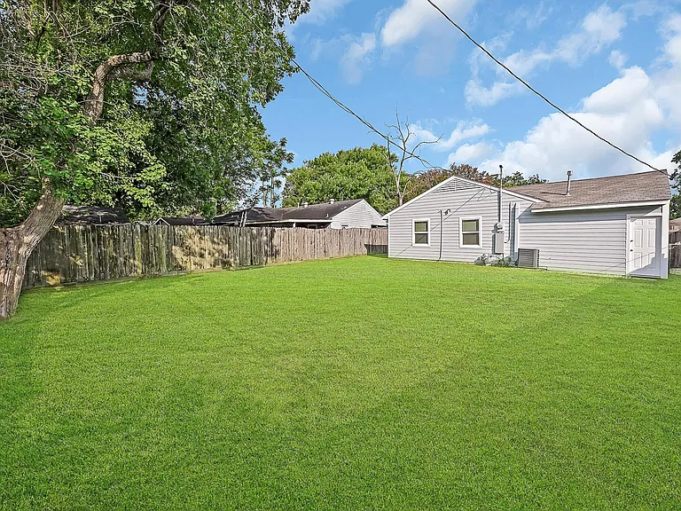 606 Burke Rd — Photo 18