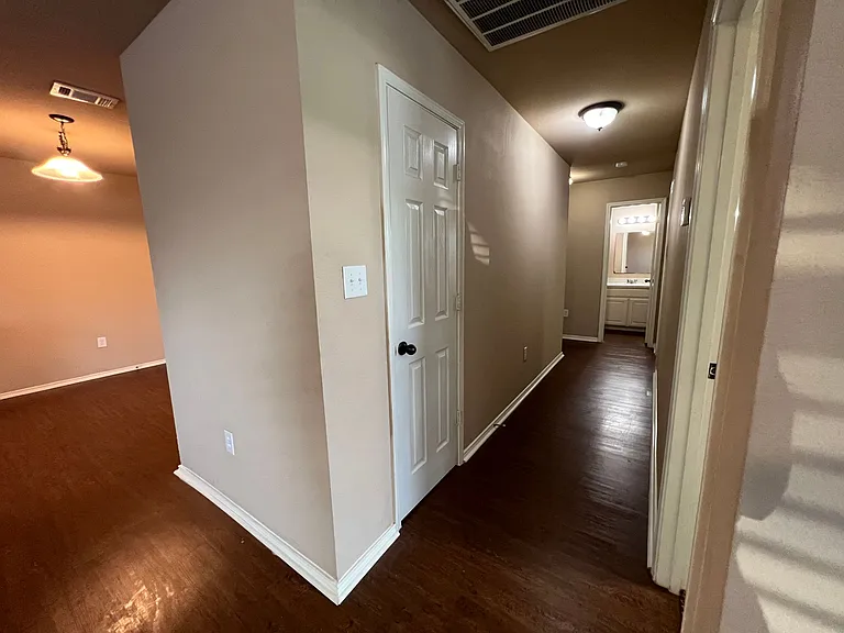 2701 Lovers Ln — Photo 1