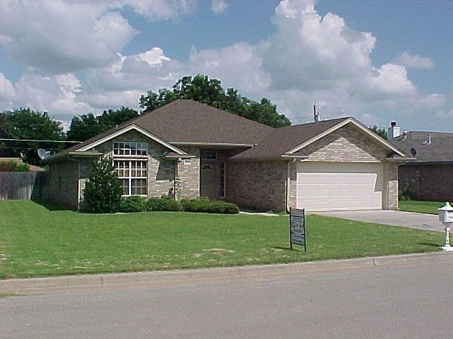1st image of 825 Sugarbush Ln