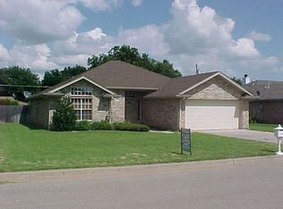 825 Sugarbush Ln, Burkburnett, TX 76354