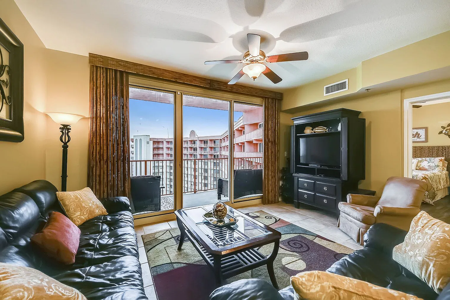 1 bed, 2.0 bath, 904 sqft, $2,949 — Photo 2
