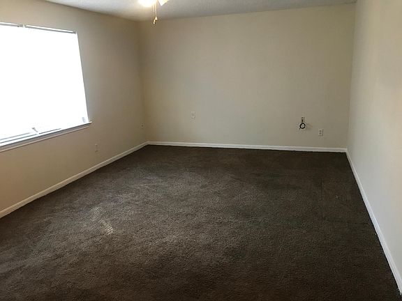 3rd image of 308 Poinsetta St