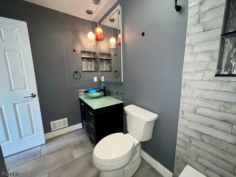 1023 Castle Rd — Photo 12