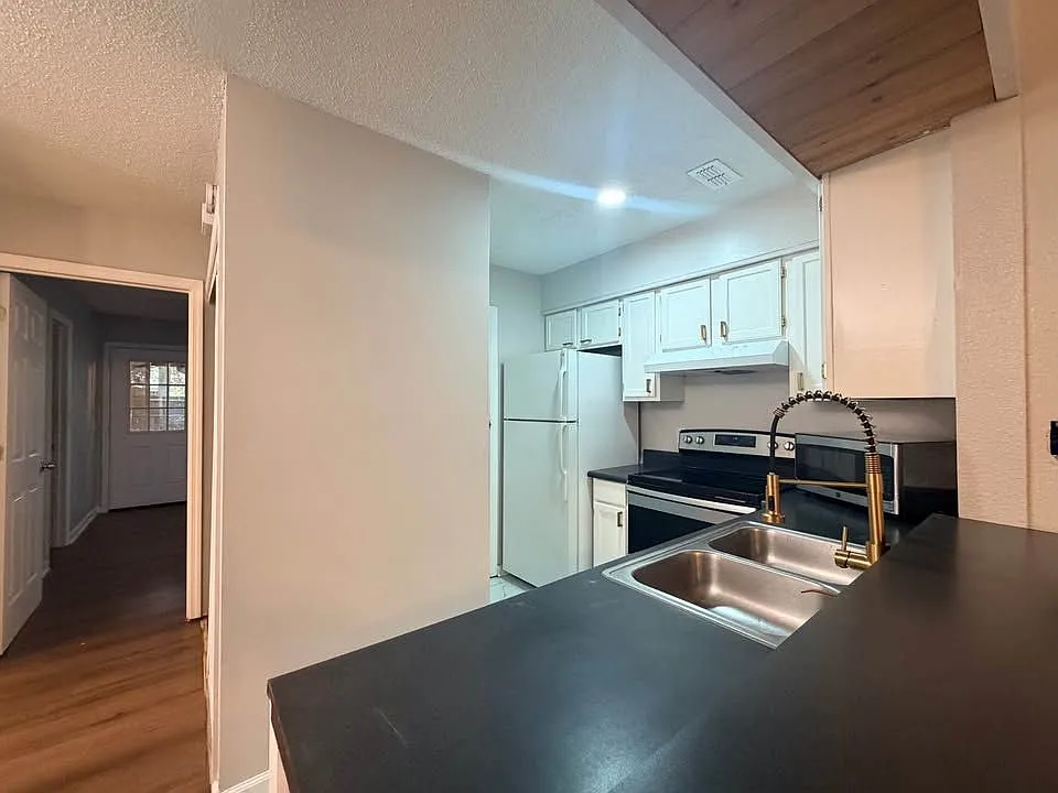 3 bed, 2.0 bath, 1188 sqft, $1,400 — Photo 4