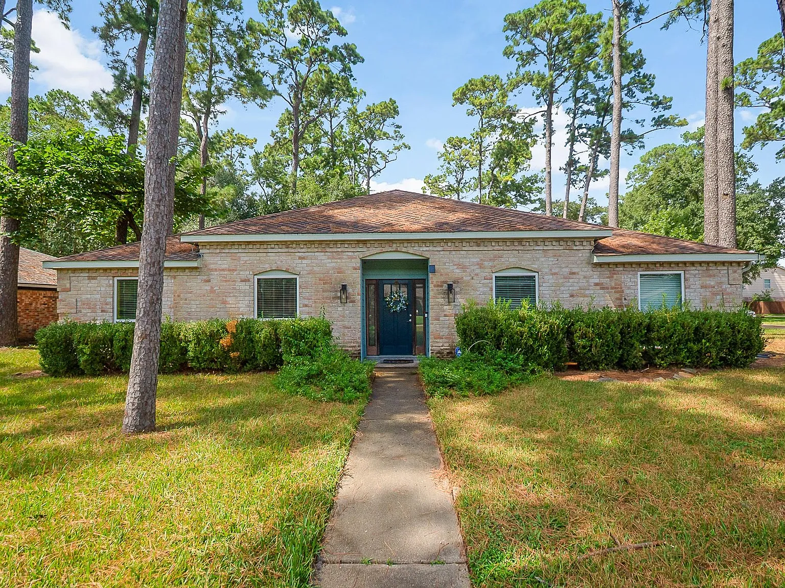 4 bed, 2.5 bath, 2310 sqft, $2,500 — Photo 1