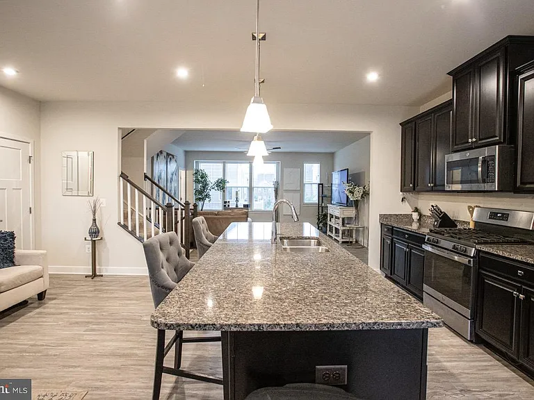 7821 Cove Point Dr — Photo 10