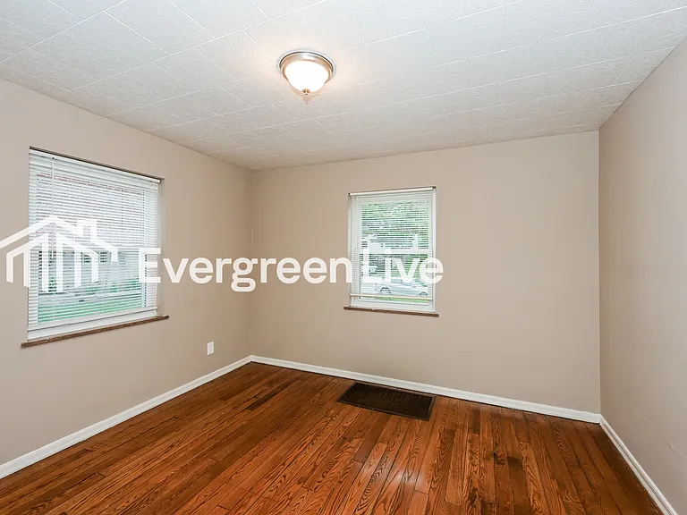 5569 Raceview Ave — Photo 8