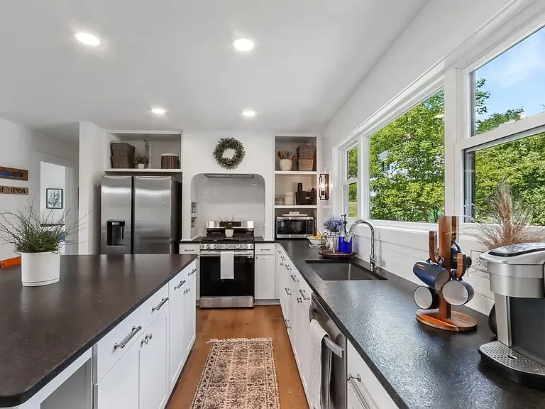 190 Dewey Ave — Photo 4