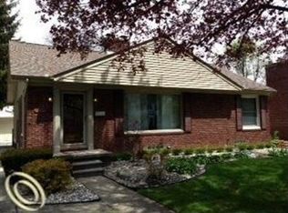 1062 Hawthorne Rd, Grosse Pointe Woods, MI 48236