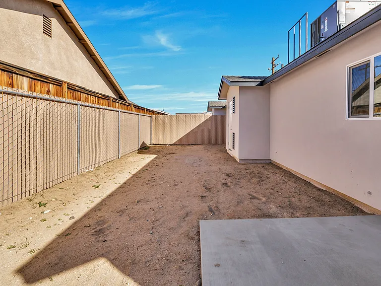 1340 W Mariposa Ave — Photo 19