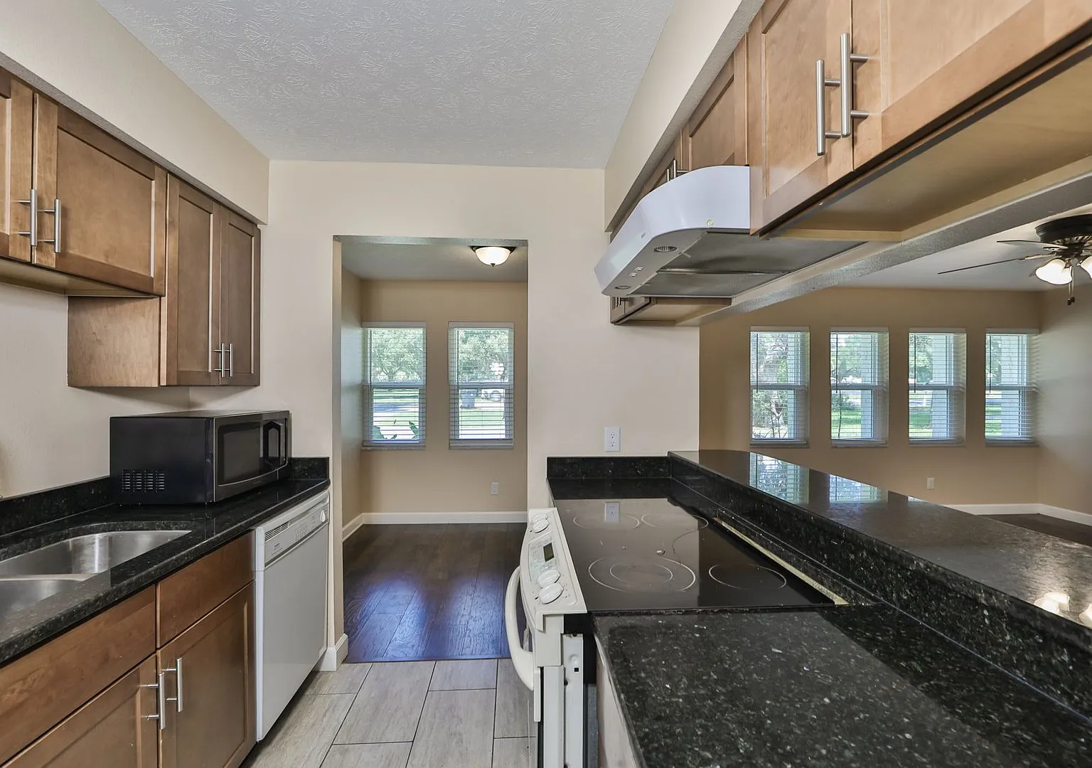 Beautiful Duplex For Rent — Photo 2