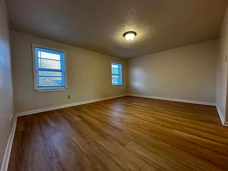 160 Gruenwald Ave — Photo 6