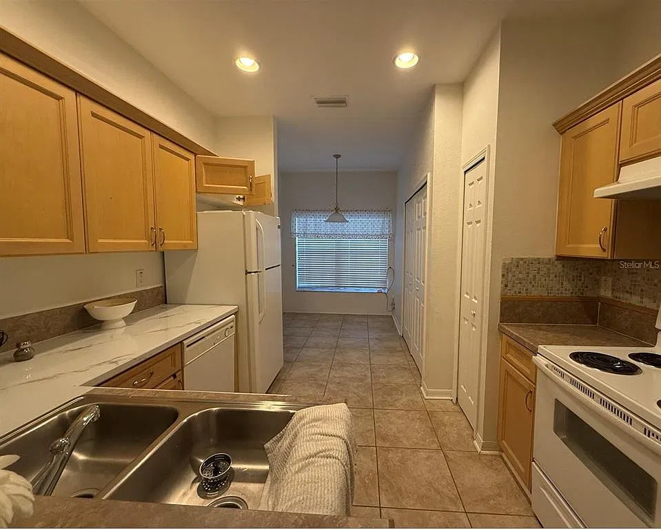 2 bed, 2.5 bath, 1328 sqft, $2,200 — Photo 2