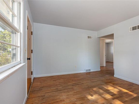 5th image of 121 Prickett Ln