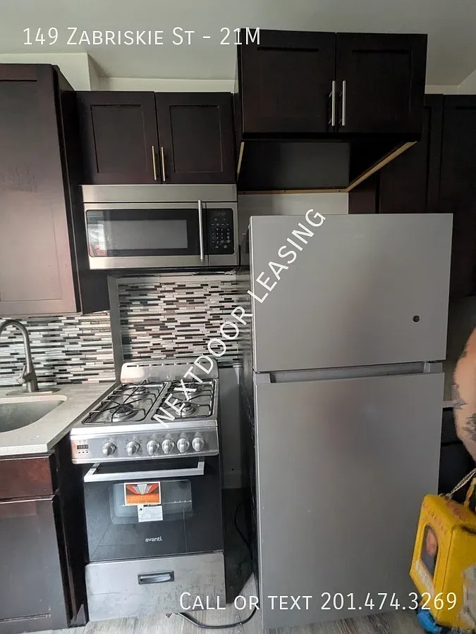 149 Zabriskie St — Photo 1