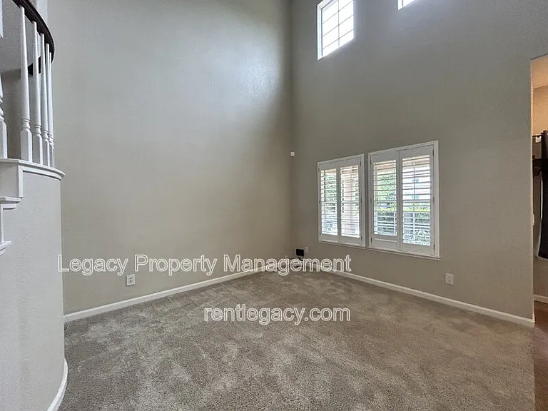 523 Cascade Dr — Photo 3
