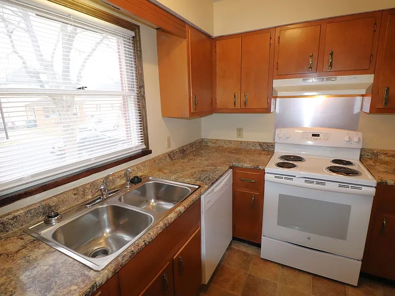 Reeveston Townhouses — Photo 4