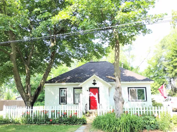 332 1st St, Breckenridge, MI 48615