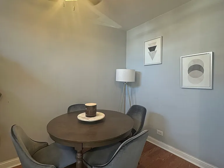 1015 W 31st Pl #1A — Photo 3