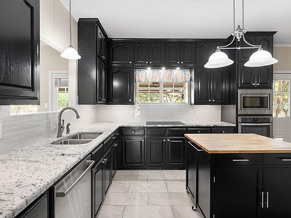 3rd image of 305 Riverview Dr
