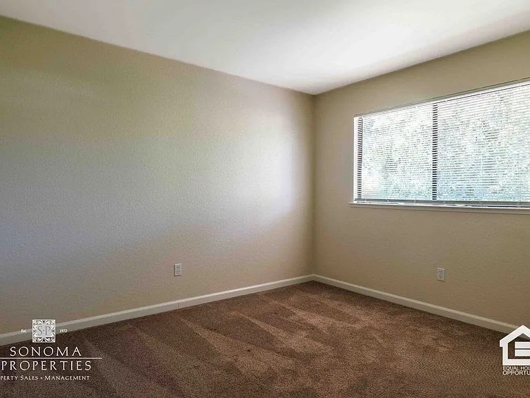 114 Melody Ct — Photo 32
