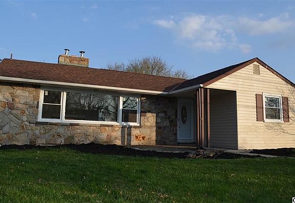 2nd image of 142 W Caren Dr
