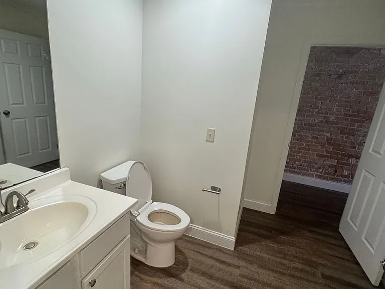33 W Oak St #A — Photo 8