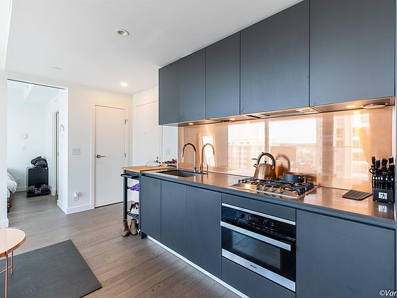 4th image of 1480 Howe St #1703
