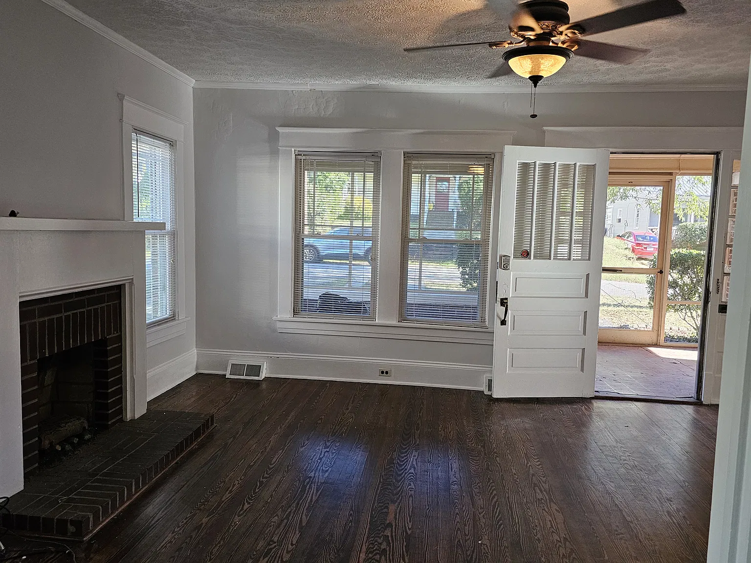 5 bed, 2200 sqft, $1,999 — Photo 2