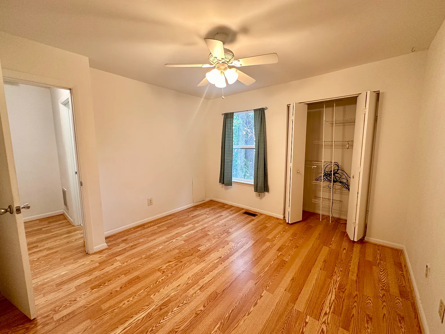 3 bed, 1.5 bath, 1030 sqft, $2,400 — Photo 4