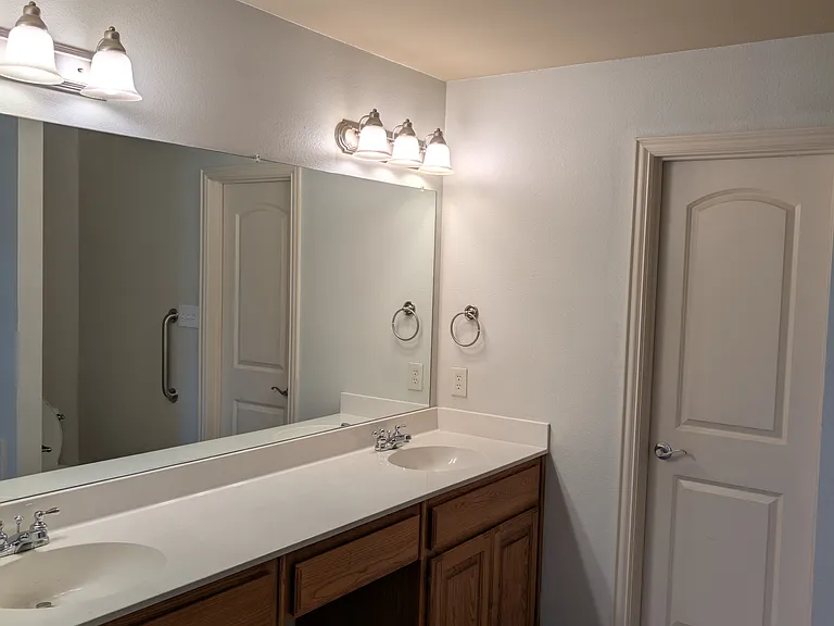 2210 Lakeridge Ln — Photo 2