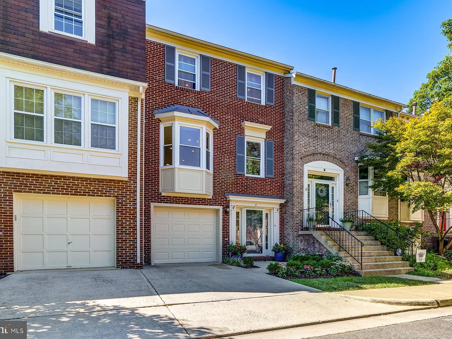 3 bed, 4.0 bath, 1700 sqft, $3,950 — Photo 3