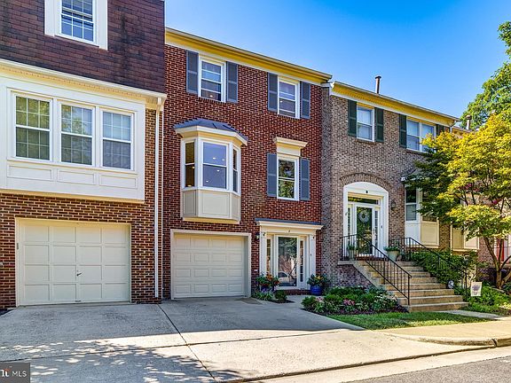 3rd image of 8 Carriage House Cir