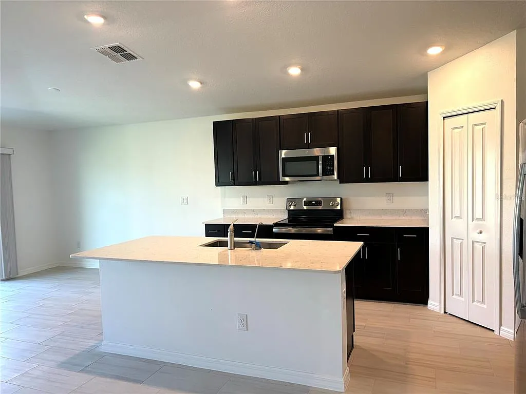 4 bed, 2.0 bath, 1935 sqft, $2,250 — Photo 4