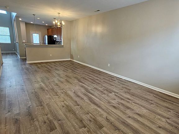 3rd image of 113 Winding River Dr