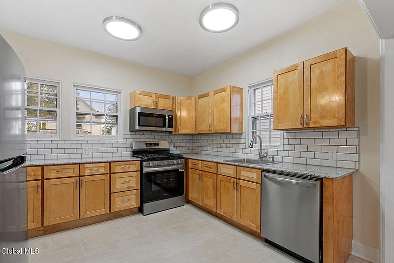 4th image of 879 Mercer Street