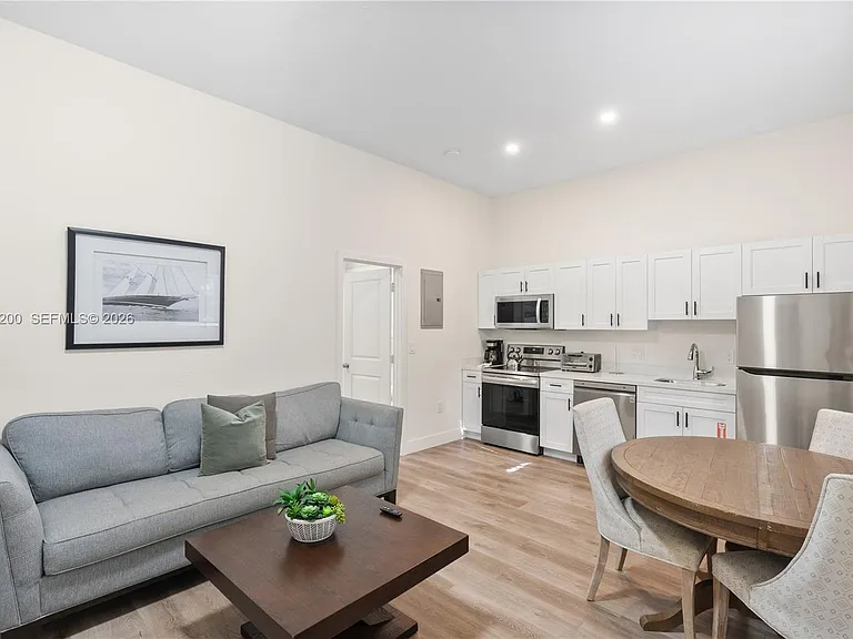 830 SE 14th St #3 — Photo 3
