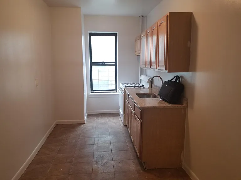 1520 Sheridan Ave — Photo 4
