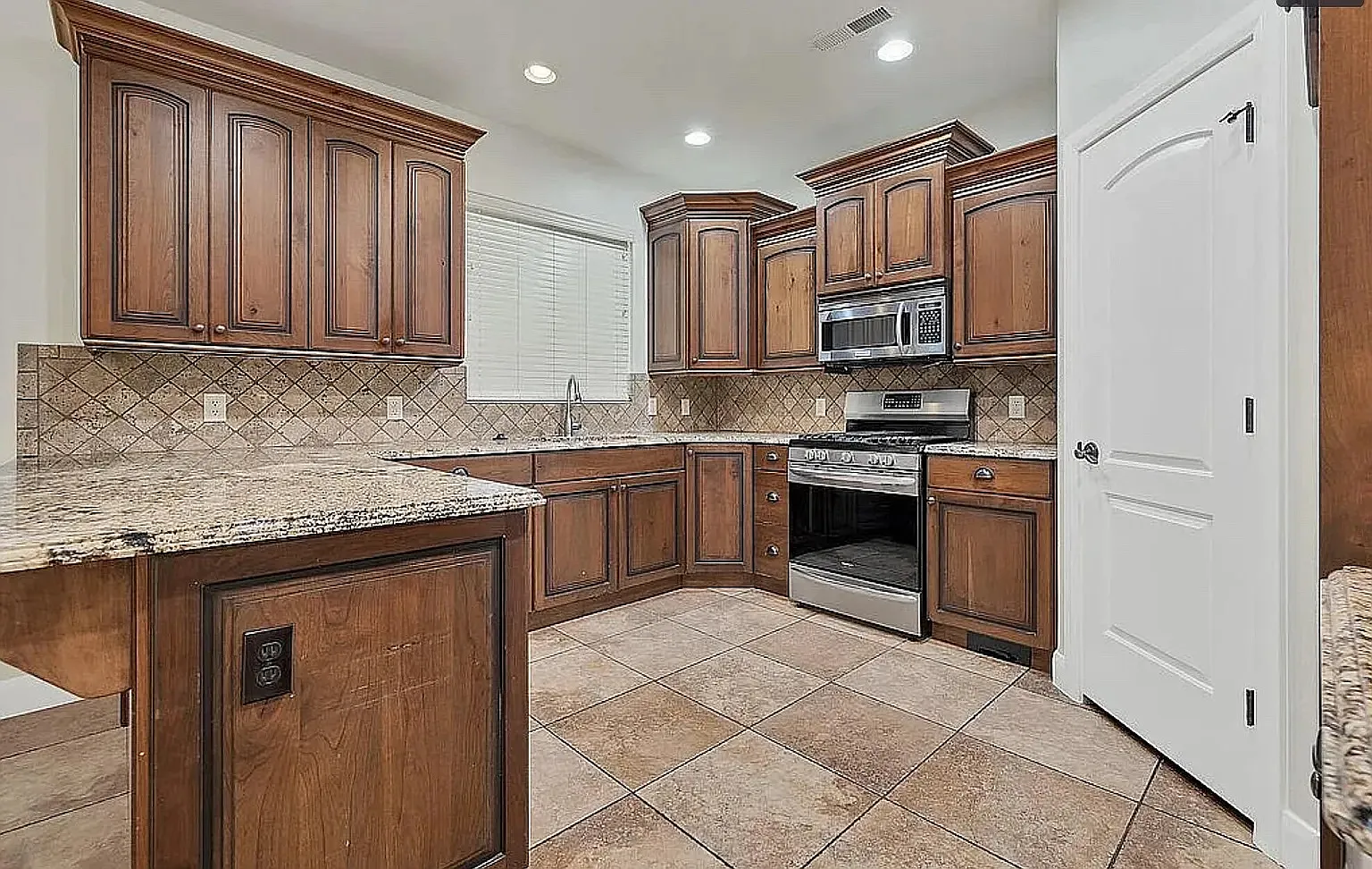 4 bed, 2582 sqft, $3,195 — Photo 3