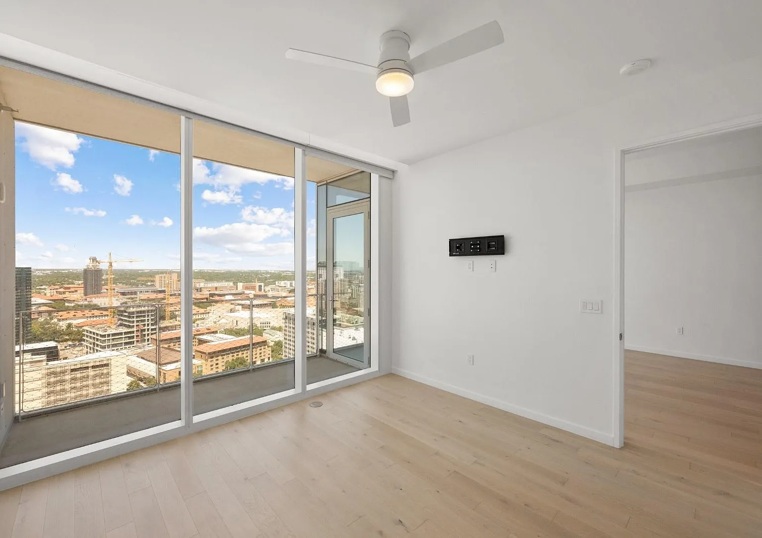 1 bed, 1.0 bath, 910 sqft, $3,450 — Photo 3