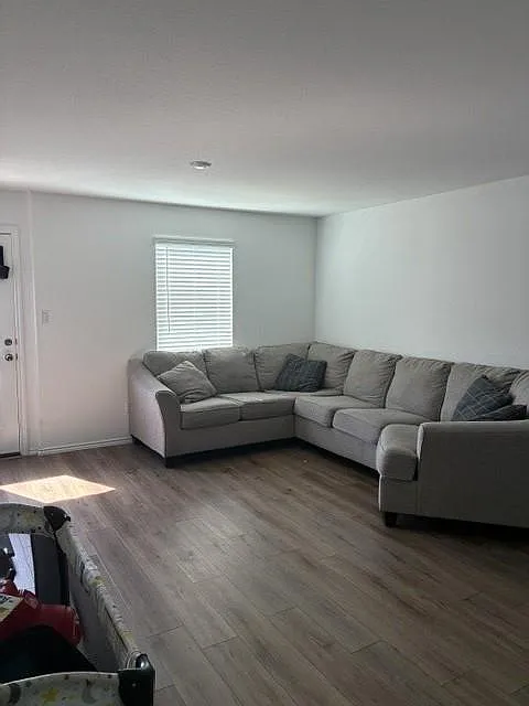 4 bed, 2.5 bath, 1530 sqft, $1,600 — Photo 2