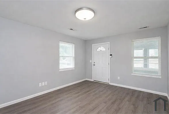 2133 White Ave — Photo 3