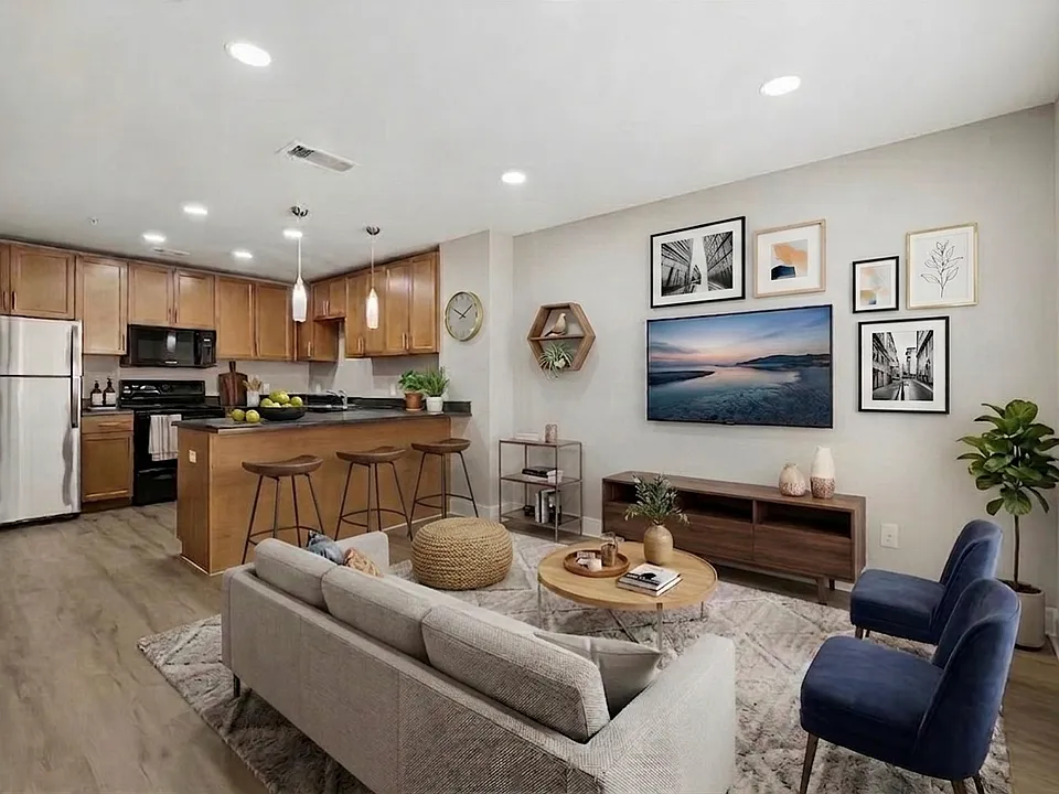 711 W 32nd 1/2 St #136