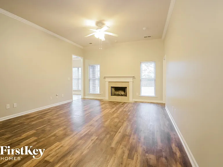 1072 Pine Valley Dr — Photo 3