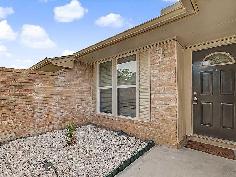 6343 Maple Hill Dr — Photo 3