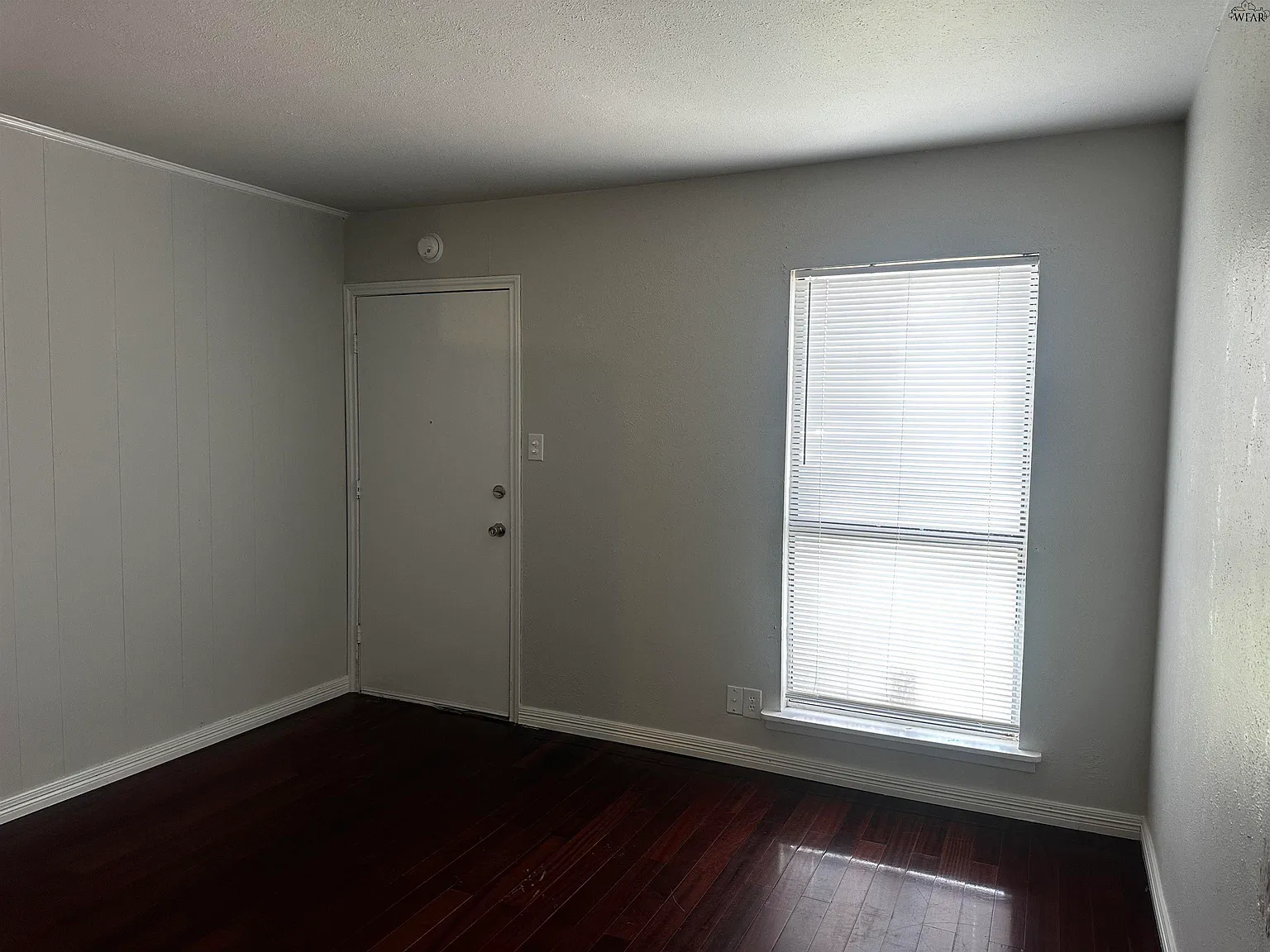3 bed, 1.5 bath, 956 sqft, $1,595 — Photo 2