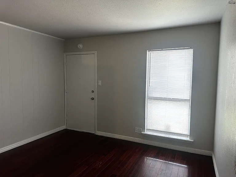 4618 Cove Rd — Photo 2