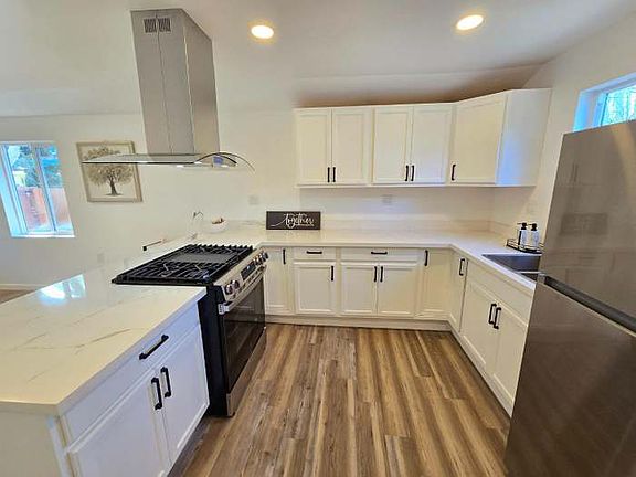 3rd image of 46 South St
